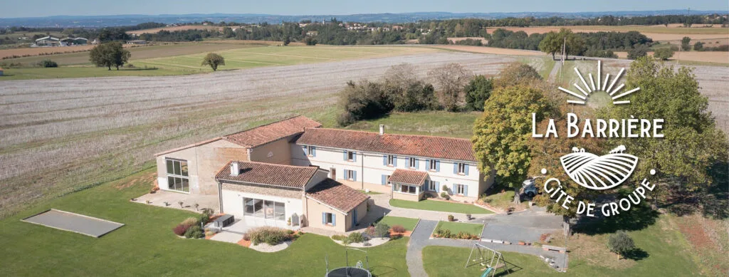 vue aérienne du gite de groupe la barrière albi Tarn occitanie
