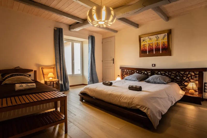 Chambre 78 Grande chambre avec 1 grand lit et un lit simple gite de groupe Albi Tarn Occitanie