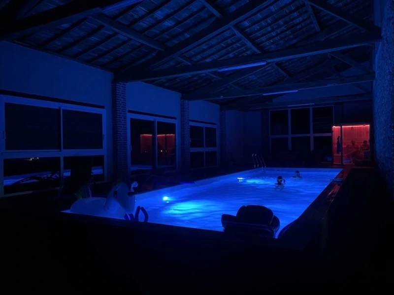 Piscine chauffée éclairée Piscine de nuit éclairée gite de groupe